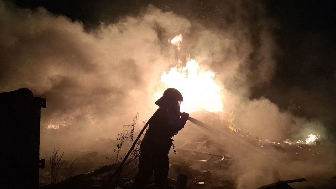 Els Bombers apaguen un incendi de contenidors de runa a Móra d’Ebre durant la revetlla de Sant Joan