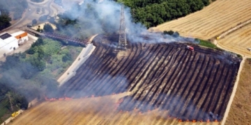 Els Bombers estabilitzen un petit incendi de vegetació a Flix