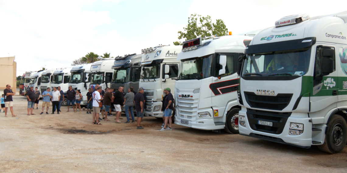 Marxa lenta amb una quinzena de camions en homenatge a un jove transportista mort al Lligallo del Roig