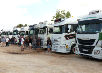 Marxa lenta amb una quinzena de camions en homenatge a un jove transportista mort al Lligallo del Roig