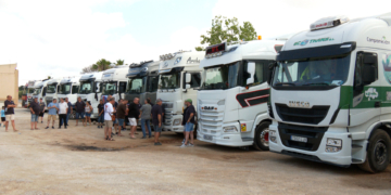 Marxa lenta amb una quinzena de camions en homenatge a un jove transportista mort al Lligallo del Roig