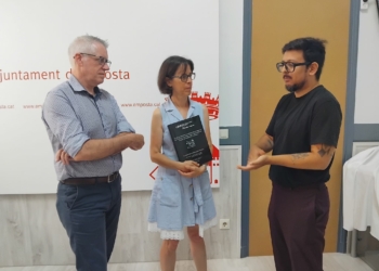Fomentar la lectura per refrescar de la calor en la nova temporada de la bibliopiscina de Santa Bàrbara