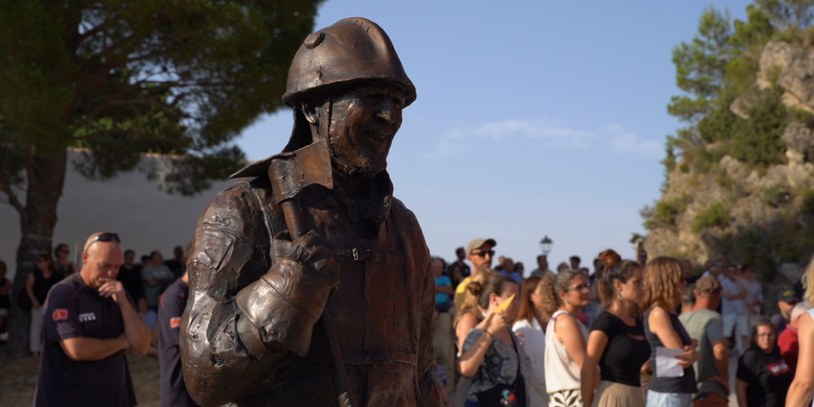 La familia del bomber Antonio Serrano reclama una millor gestió forestal en un emotiu homenatge a Paüls