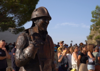 La familia del bomber Antonio Serrano reclama una millor gestió forestal en un emotiu homenatge a Paüls