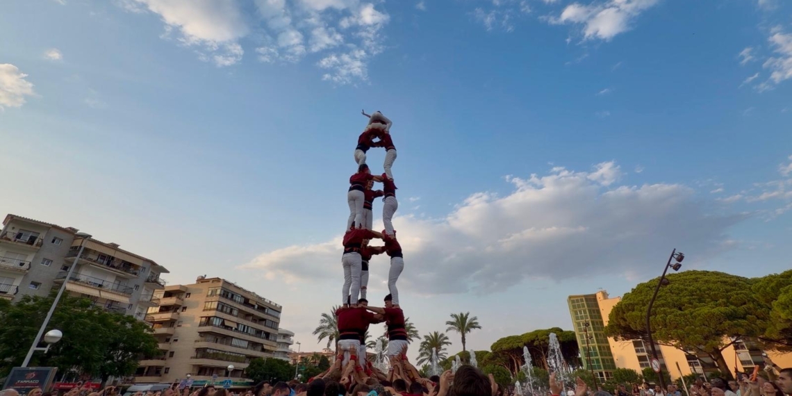Els Castellers de Tortosa carreguen el primer 3 de 7 i escriuen una fita històrica per al fet casteller ebrenc