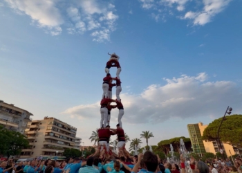 Els Castellers de Tortosa carreguen el primer 3 de 7 i escriuen una fita històrica per al fet casteller ebrenc