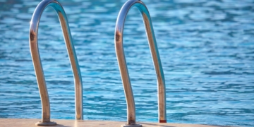 ofegament en una piscina de la Sénia