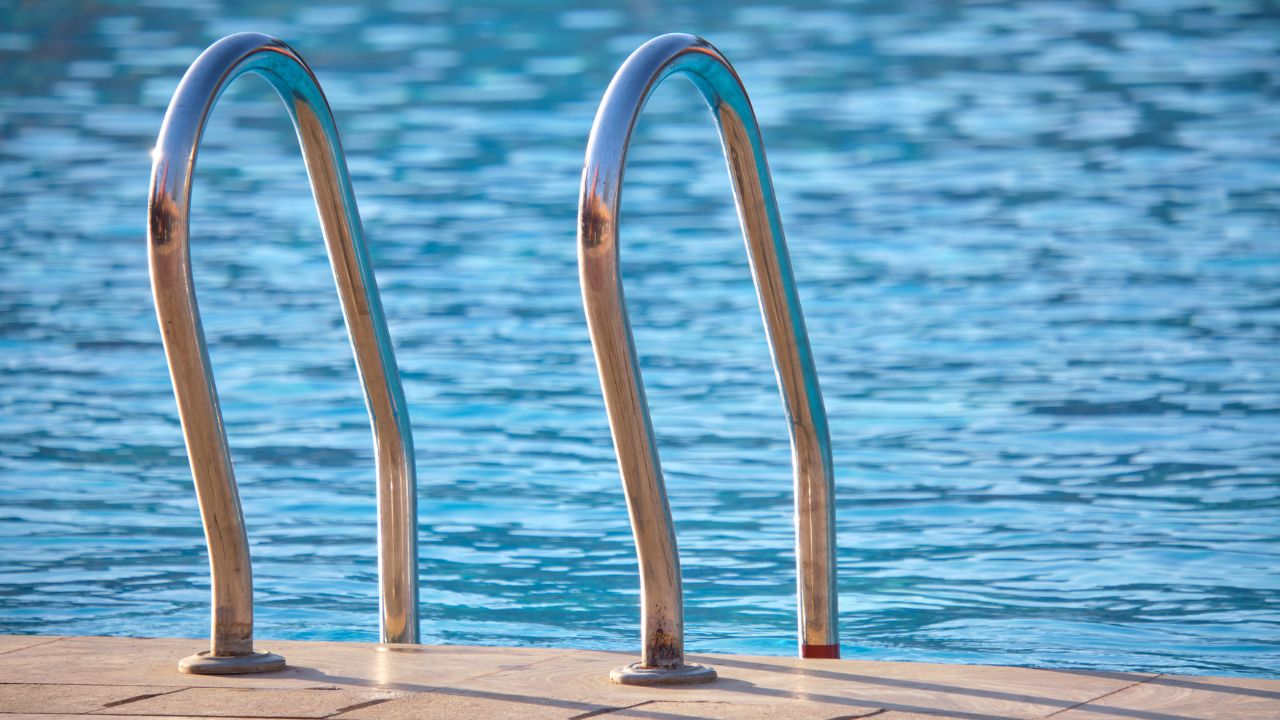 ofegament en una piscina de la Sénia