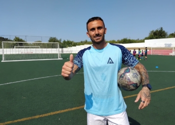 Aleix Garcia comparteix coneixements futbolístics i diversió amb els joves del seu Campus