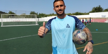 Aleix Garcia comparteix coneixements futbolístics i diversió amb els joves del seu Campus