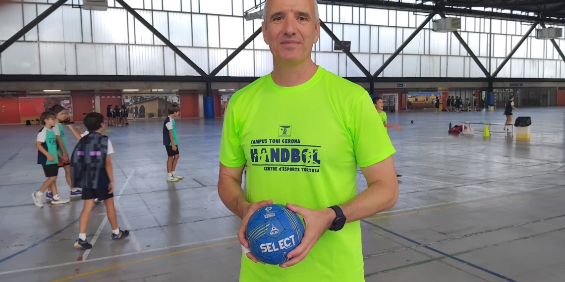 Una cinquantena de joves gaudeixen del Campus d’Estiu d’Handbol Toni Gerona