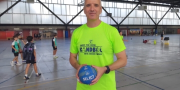 Una cinquantena de joves gaudeixen del Campus d’Estiu d’Handbol Toni Gerona