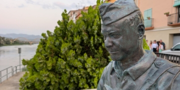 Móra d’Ebre inaugura l’escultura d’un soldat de la Batalla de l’Ebre a partir d’una fotografia històrica