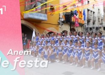 Cercavila pels carrers del poble amb els tradicionals canyissos a Vilalba dels Arcs