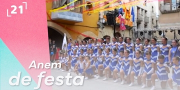 Cercavila pels carrers del poble amb els tradicionals canyissos a Vilalba dels Arcs
