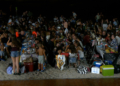 Centenars de persones participen al sopar popular de les Festes de Santa Llúcia del Perelló