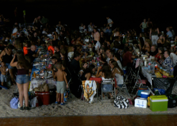 Centenars de persones participen al sopar popular de les Festes de Santa Llúcia del Perelló