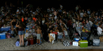 Centenars de persones participen al sopar popular de les Festes de Santa Llúcia del Perelló