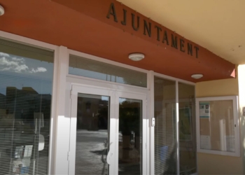 L’Ajuntament de Camarles lamenta la «lentitud» i els errors en la tramitació de la querella contra els dos exfuncionaris