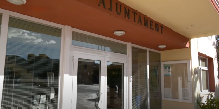 L’Ajuntament de Camarles lamenta la «lentitud» i els errors en la tramitació de la querella contra els dos exfuncionaris