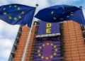 Dues banderes de la Unió Europea davant de l'edifici Berlaymont, la seu central de la Comissió Europea, a Brussel·les