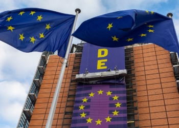 Dues banderes de la Unió Europea davant de l'edifici Berlaymont, la seu central de la Comissió Europea, a Brussel·les