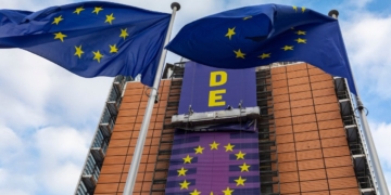Dues banderes de la Unió Europea davant de l'edifici Berlaymont, la seu central de la Comissió Europea, a Brussel·les