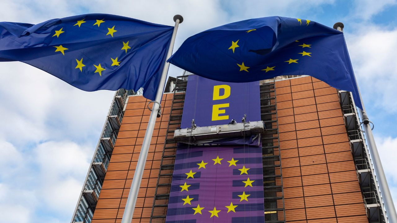 Dues banderes de la Unió Europea davant de l'edifici Berlaymont, la seu central de la Comissió Europea, a Brussel·les
