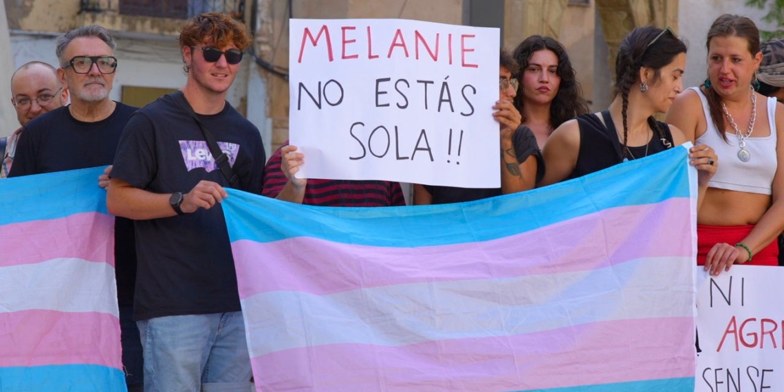 Concentració a Tortosa per denunciar l’agressió a una dona trans