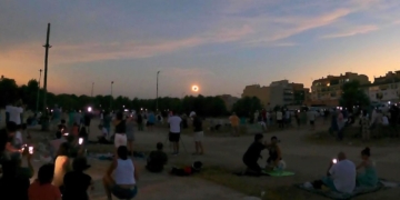 Eclipsi solar total observat des de la plaça de la Lluna d’Alcanar