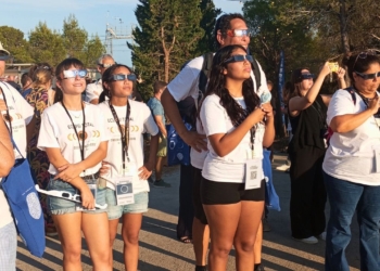 Públic amb ulleres especials observant l’eclipsi total de Sol des de l’Observatori de l’Ebre