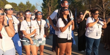 Públic amb ulleres especials observant l’eclipsi total de Sol des de l’Observatori de l’Ebre