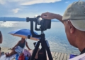 Milers de persones observen l’eclipsi solar total des de la platja del Trabucador