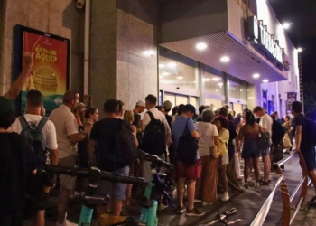 Persones fan cua a l'estació de Tarragona