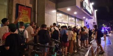 Persones fan cua a l'estació de Tarragona