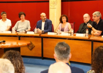 Ivan Garcia dona la benvinguda als científics internacionals arribats a Roquetes per l’eclipsi