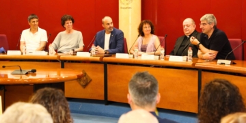Ivan Garcia dona la benvinguda als científics internacionals arribats a Roquetes per l’eclipsi