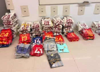 Samarretes esportives presumptament falsificades intervingudes pels Mossos a l’Aldea