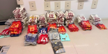 Samarretes esportives presumptament falsificades intervingudes pels Mossos a l’Aldea