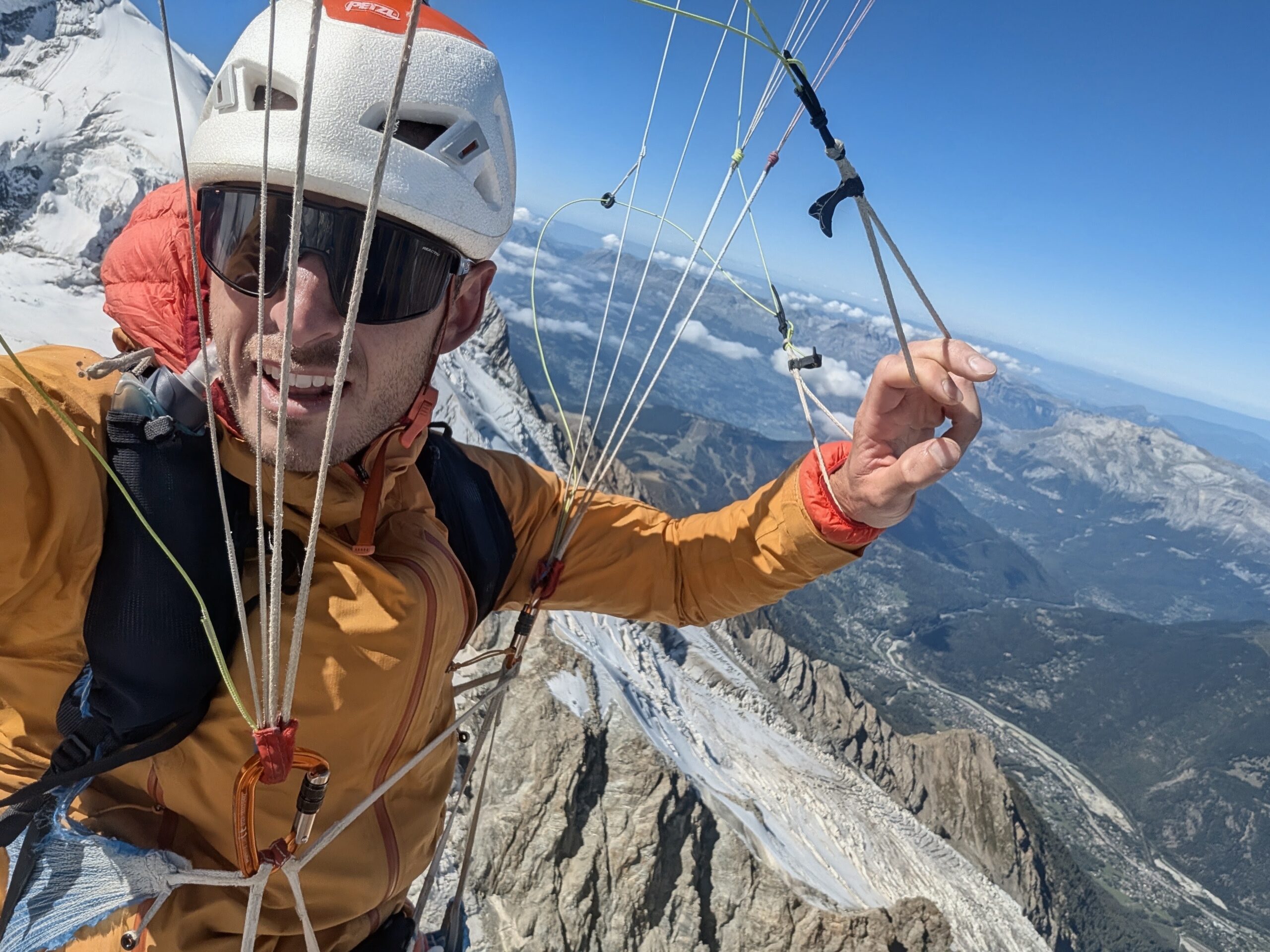 El tortosí Albert Tiron ascendeix al Mont Blanc i vola amb parapent fins a Chamonix