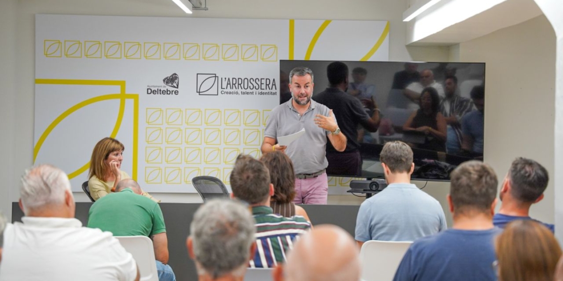 Representants de l’Ajuntament de Deltebre explicant les al·legacions