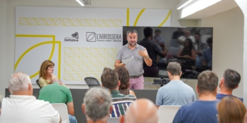 Representants de l’Ajuntament de Deltebre explicant les al·legacions