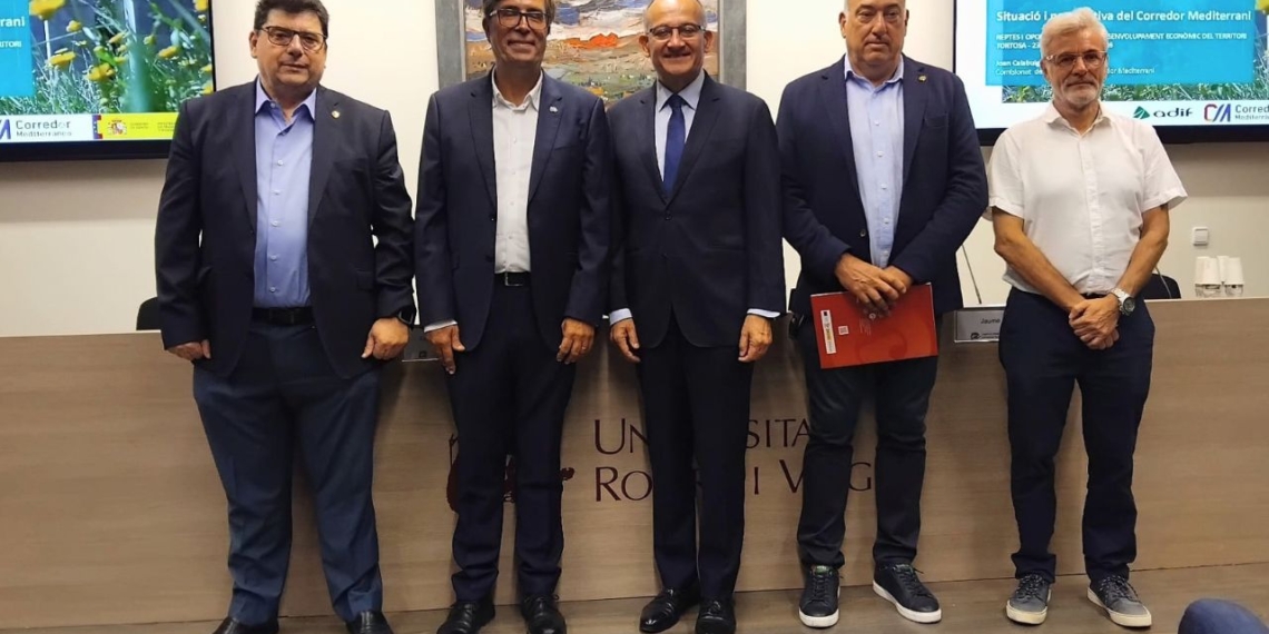 Representants de la URV i la Cambra de Comerç de Tortosa durant la trobada ferroviària