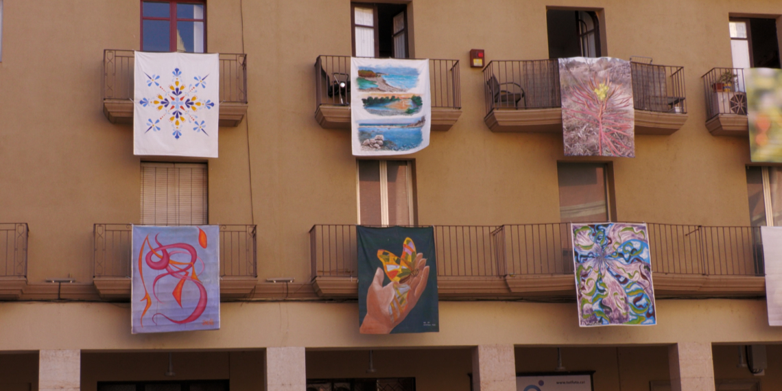Tortosa acull l’exposició ‘Art i flors als balcons’ d’Alcanar a la plaça de l’Ajuntament