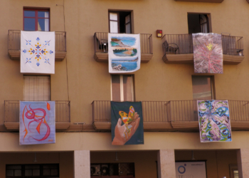 Tortosa acull l’exposició ‘Art i flors als balcons’ d’Alcanar a la plaça de l’Ajuntament