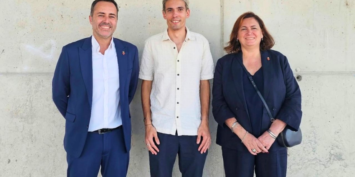Agustí Forcadell amb representants de Movem-PSC després d’assumir el càrrec