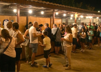 Públic davant de la Barra Tortosina al parc Teodor González