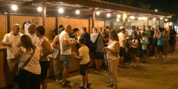 Públic davant de la Barra Tortosina al parc Teodor González