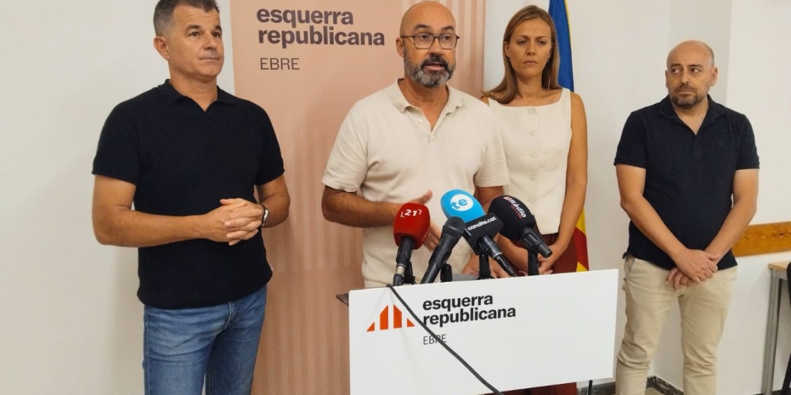 Representants d’ERC abordant la crisi de l’arròs