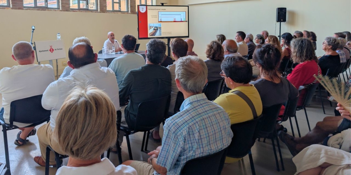 Fernando Jaime Soler durant la conferència sobre el centenari del Carrilet